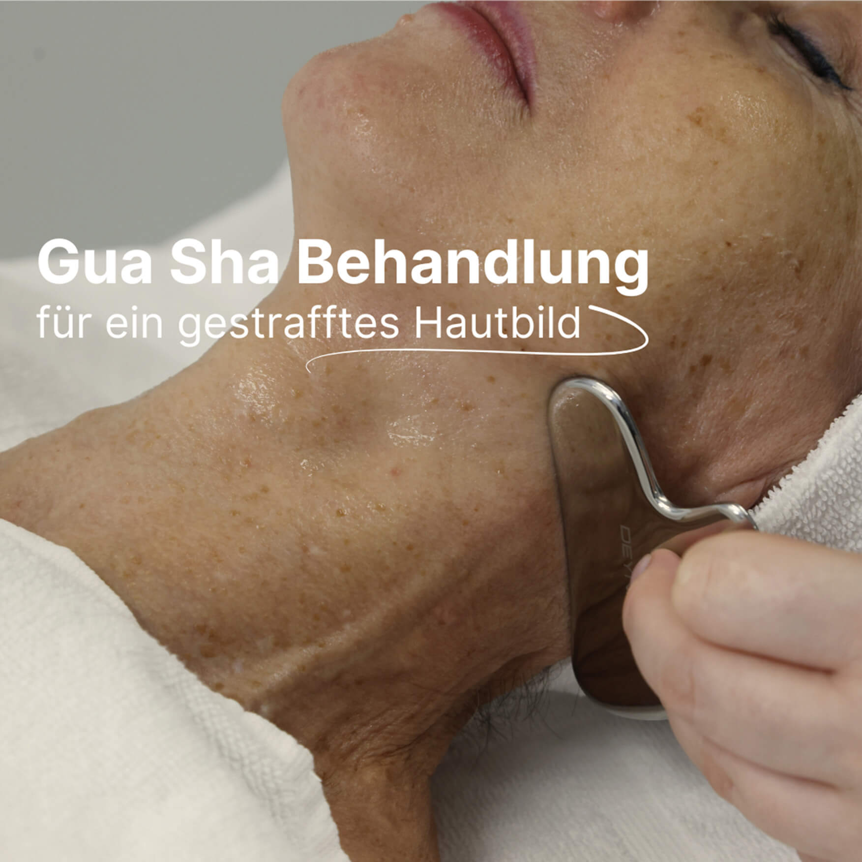 Gua Sha Behandlung an Hals und Kinn einer Person für ein strafferes Hautbild.