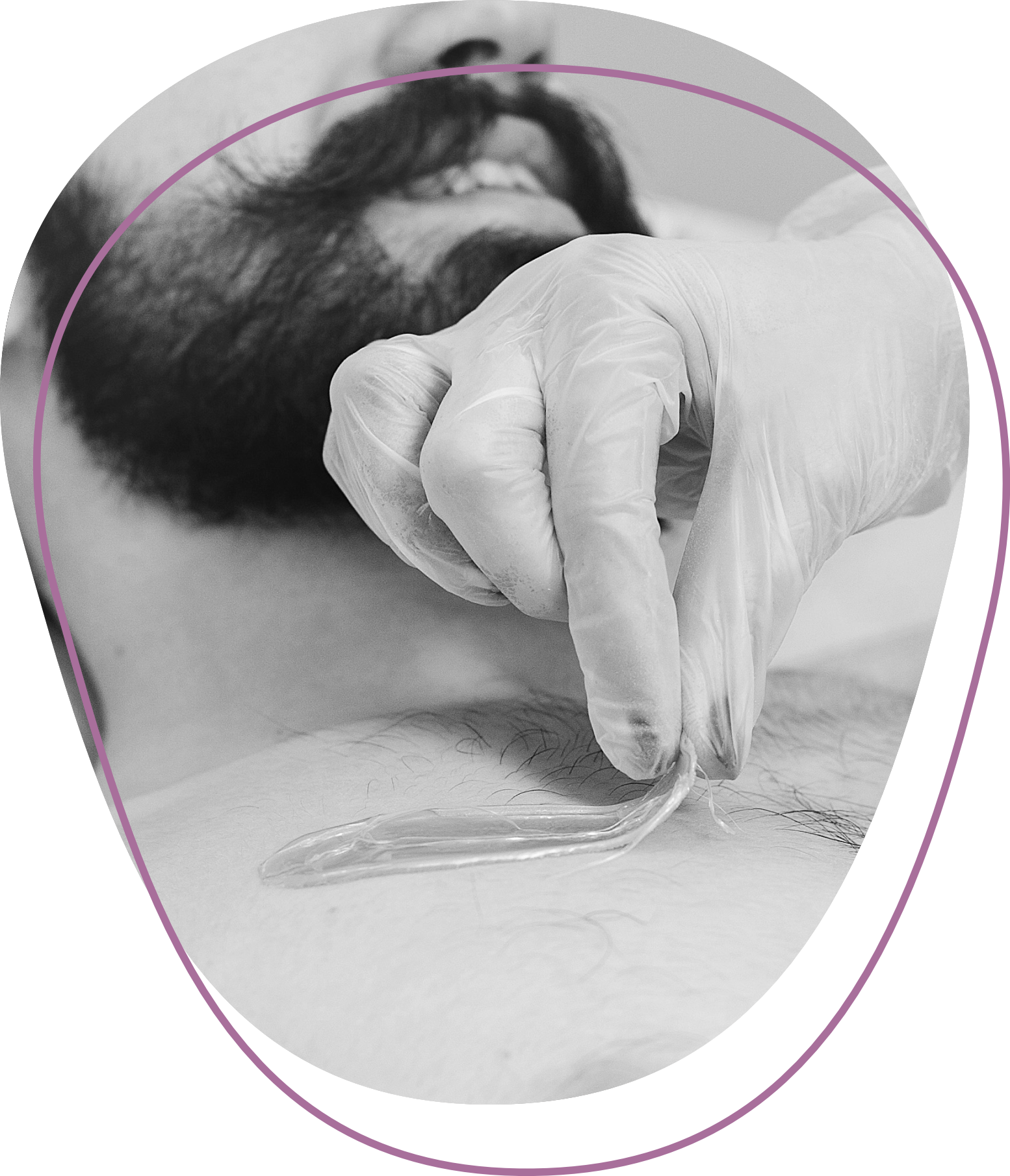 Person oberkörperfrei bei Waxing auf der Brust